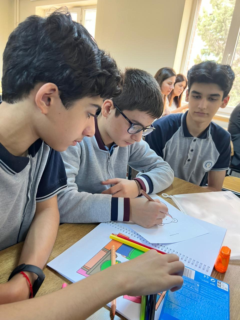 “Rəngləri hiss et!” – Görmə məhdudiyyətli uşaqlar üçün ilk taktil rəngləmə dəsti təqdim olundu