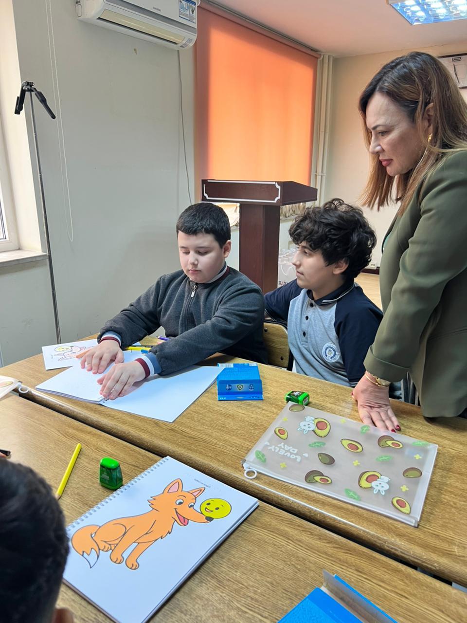 “Rəngləri hiss et!” – Görmə məhdudiyyətli uşaqlar üçün ilk taktil rəngləmə dəsti təqdim olundu