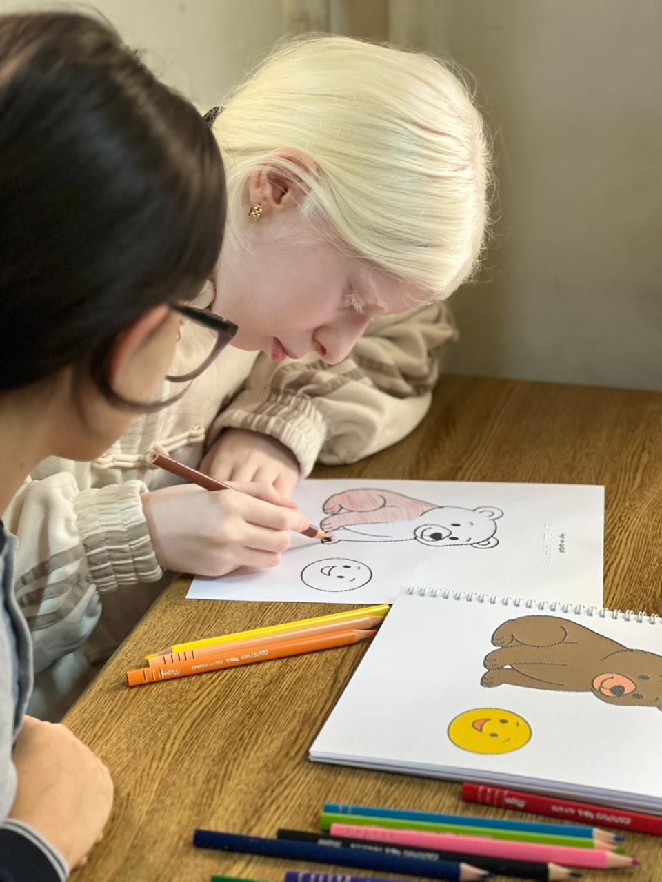 “Rəngləri hiss et!” – Görmə məhdudiyyətli uşaqlar üçün ilk taktil rəngləmə dəsti təqdim olundu