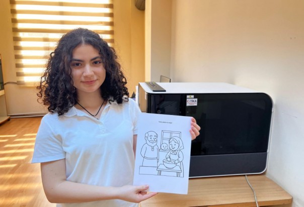 Rəngə toxun – Görmə məhdudiyyətli uşaqlar üçün məktəblinin unikal layihəsi